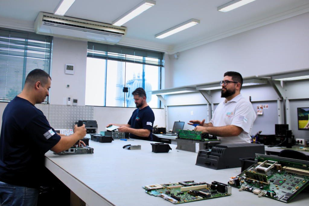 Laboratório próprio SIEMENS - bancadas de teste